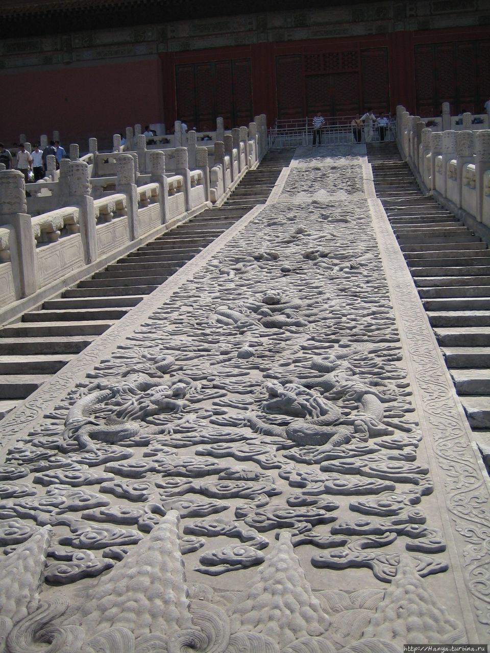 Дворцовый комплекс Гугун.  Императорская лестница с драконами Пекин, Китай