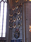 Когда умирает представитель знатного рода, его герб помещают на стену собора.