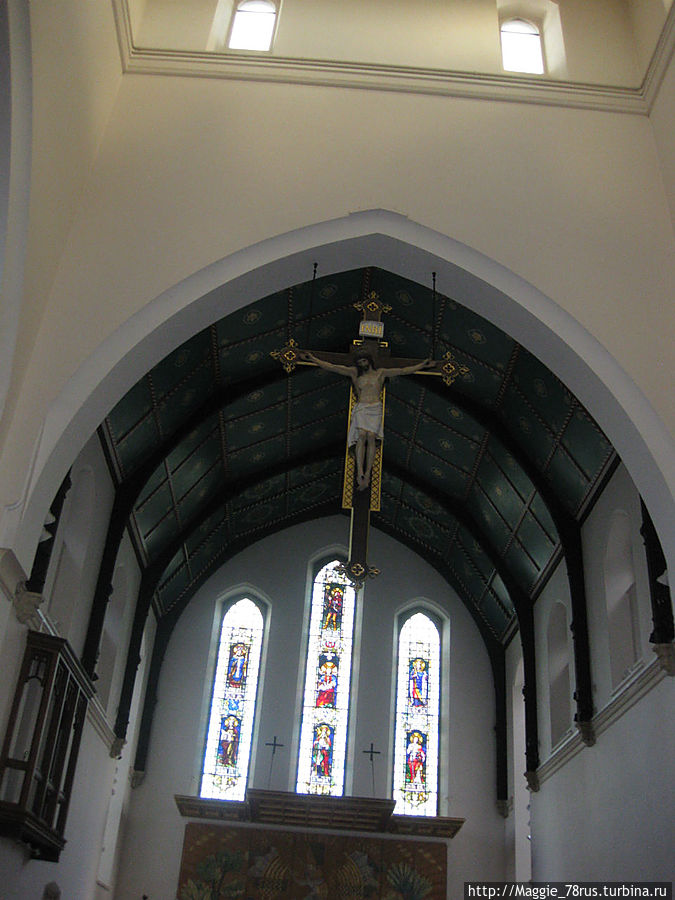 Распятие- традиционный атрибут убранства западных церквей. Несмотря на мученическую смерть, Иисус изображается не висящим, а как бы покоящимся на кресте.