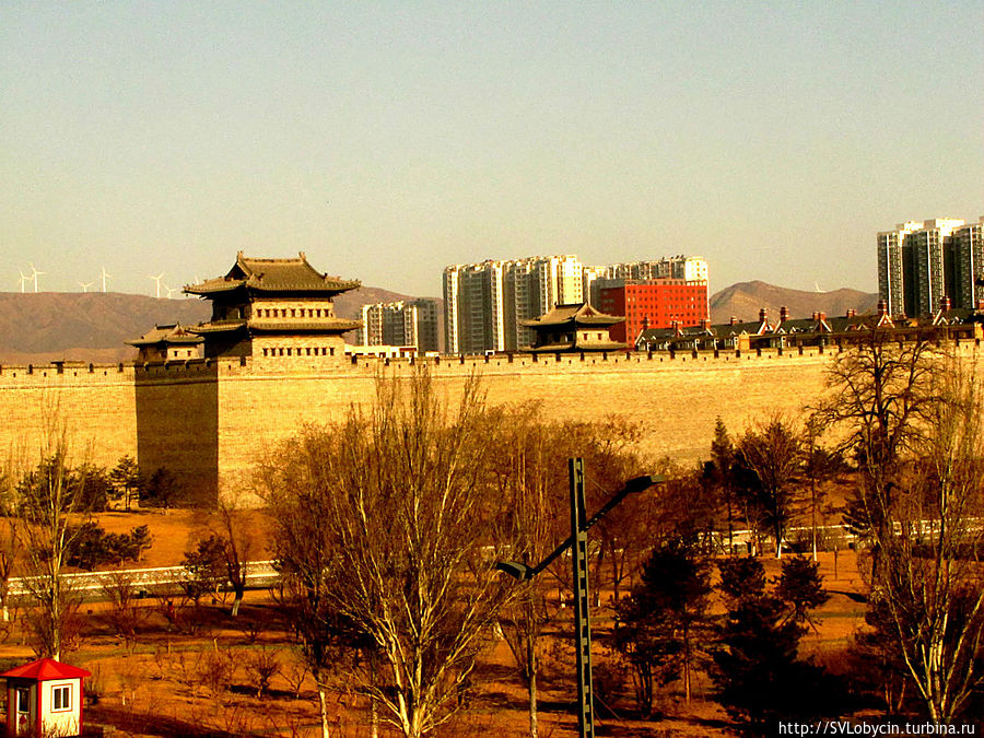 Великая Китайская Стена проходит через весь город Датун (Вид из окна отелля) Датун, Китай