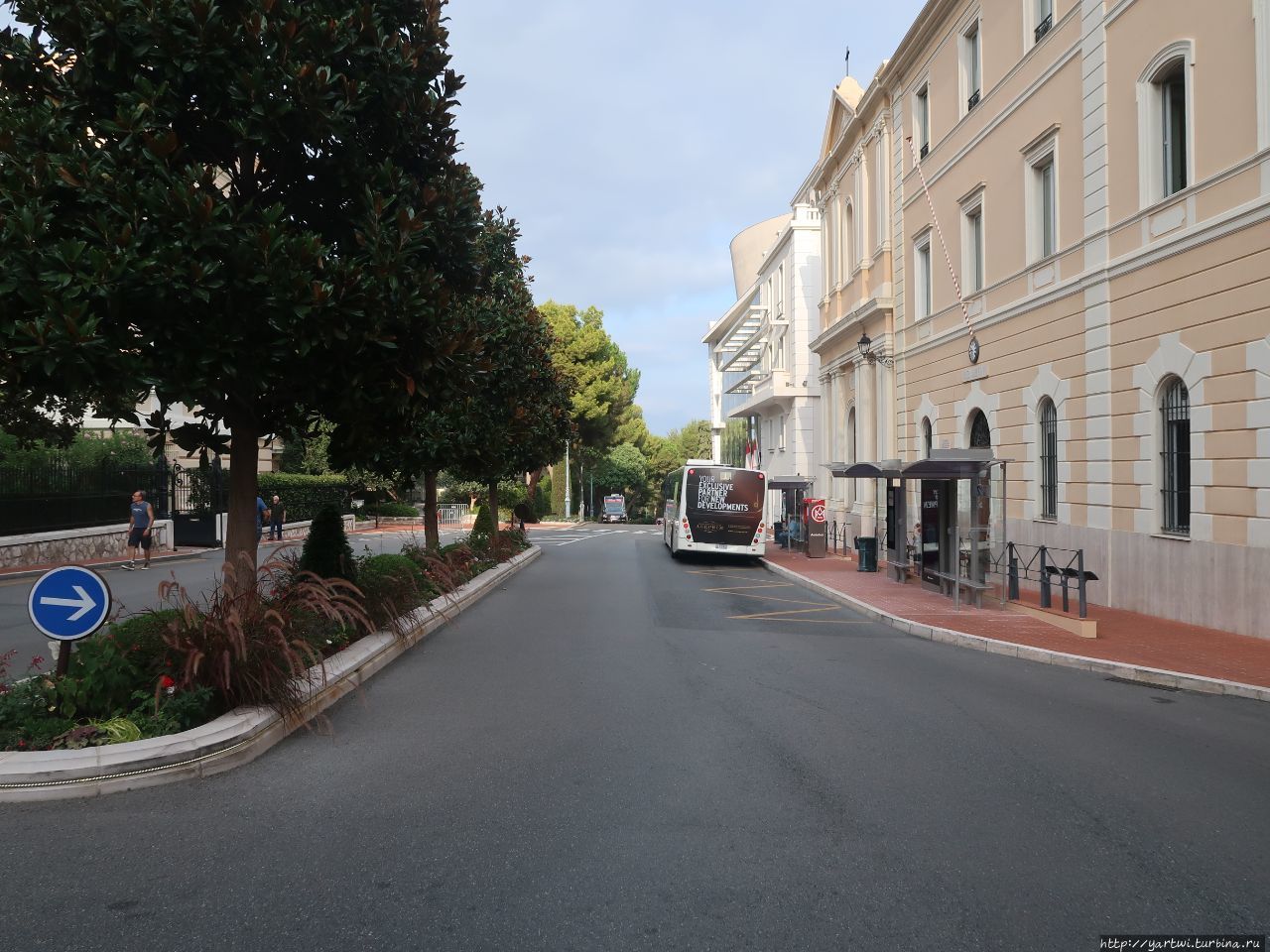 В Монако-Вилль есть и современные сравнительно широкие улицы с остановками для общественного транспорта. На остановках имеются USB-розетки для подзарядки мобильных телефонов. Монако