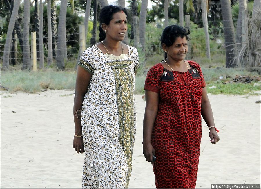 Это тоже нарядные платья, а не ночные сорочки... Тринкомали, Шри-Ланка