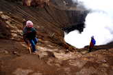 Искатели   монет  на  стенах  кратера.  Риск  упасть  в  жерло  вулкана   очень   велик,  тем   не  менее    они   занимаются   этим.