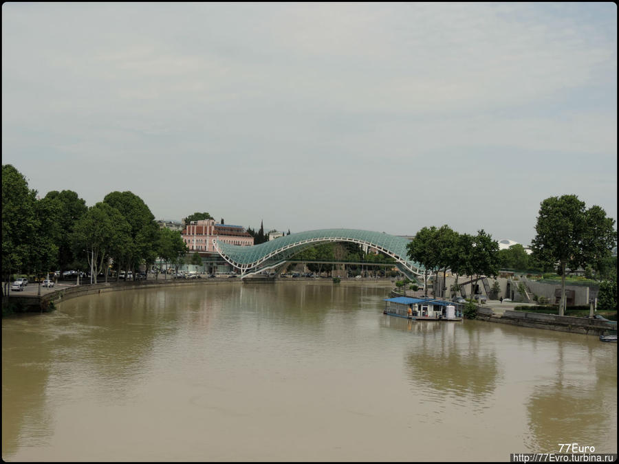 Река Кура
С виду, грязная — прегрязная. Москва река и рядом не стоит =) Тбилиси, Грузия