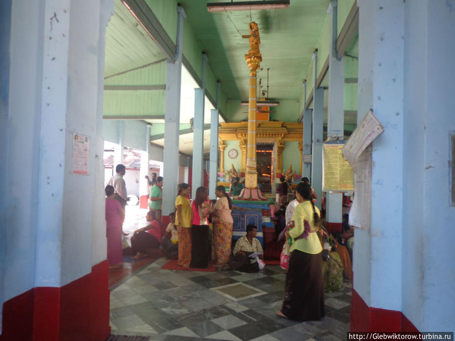 Улица с индуисткими храмами Янгон, Мьянма