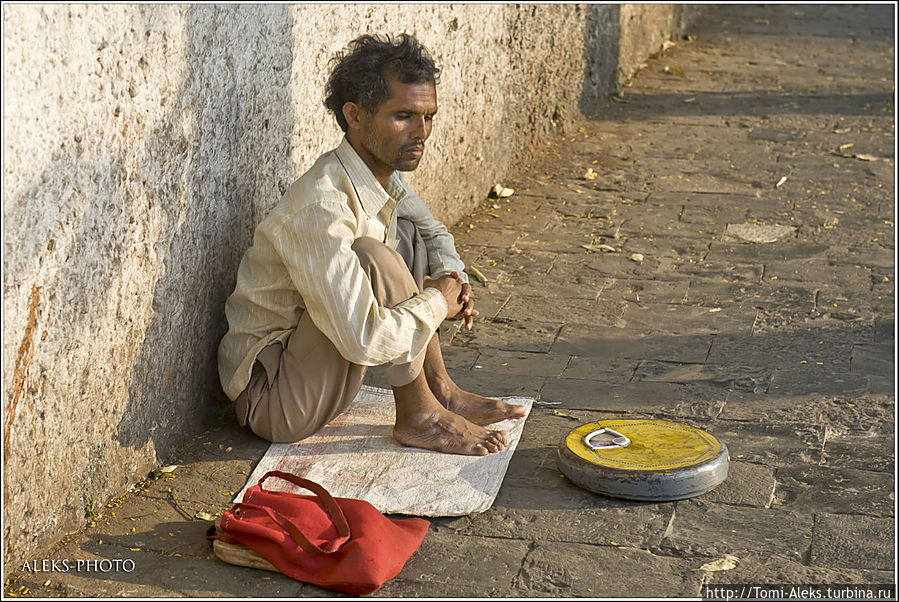 На самом деле проблема отсутствия работы стоит в Индии довольно остро. Поэтому многие выживают, пытаясь хоть чем-то заработать себе на питание...
* Индия