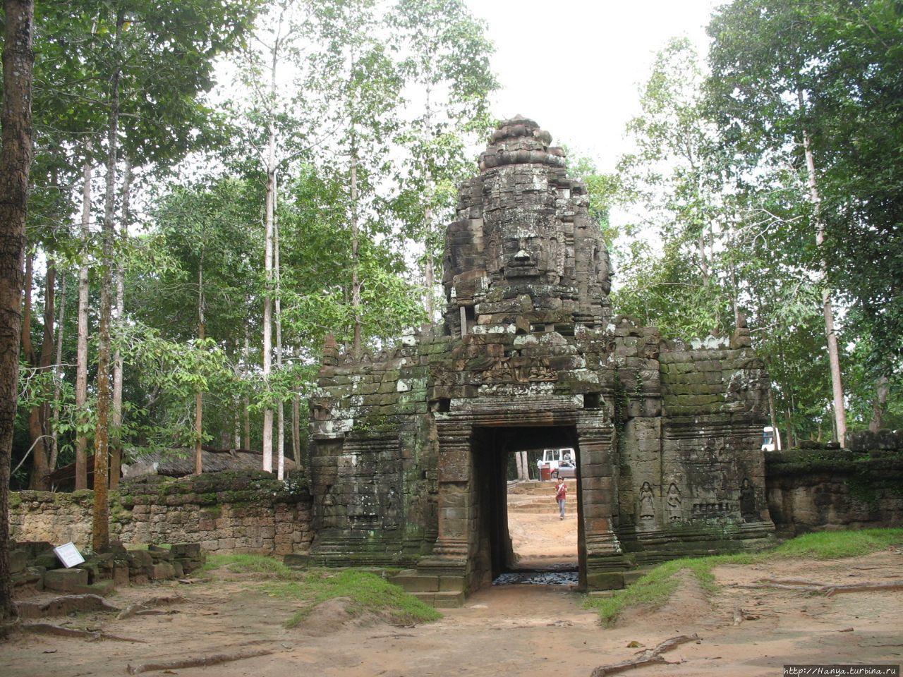 Западные ворота-гопуры с ликами в храме Та Сом Ангкор (столица государства кхмеров), Камбоджа