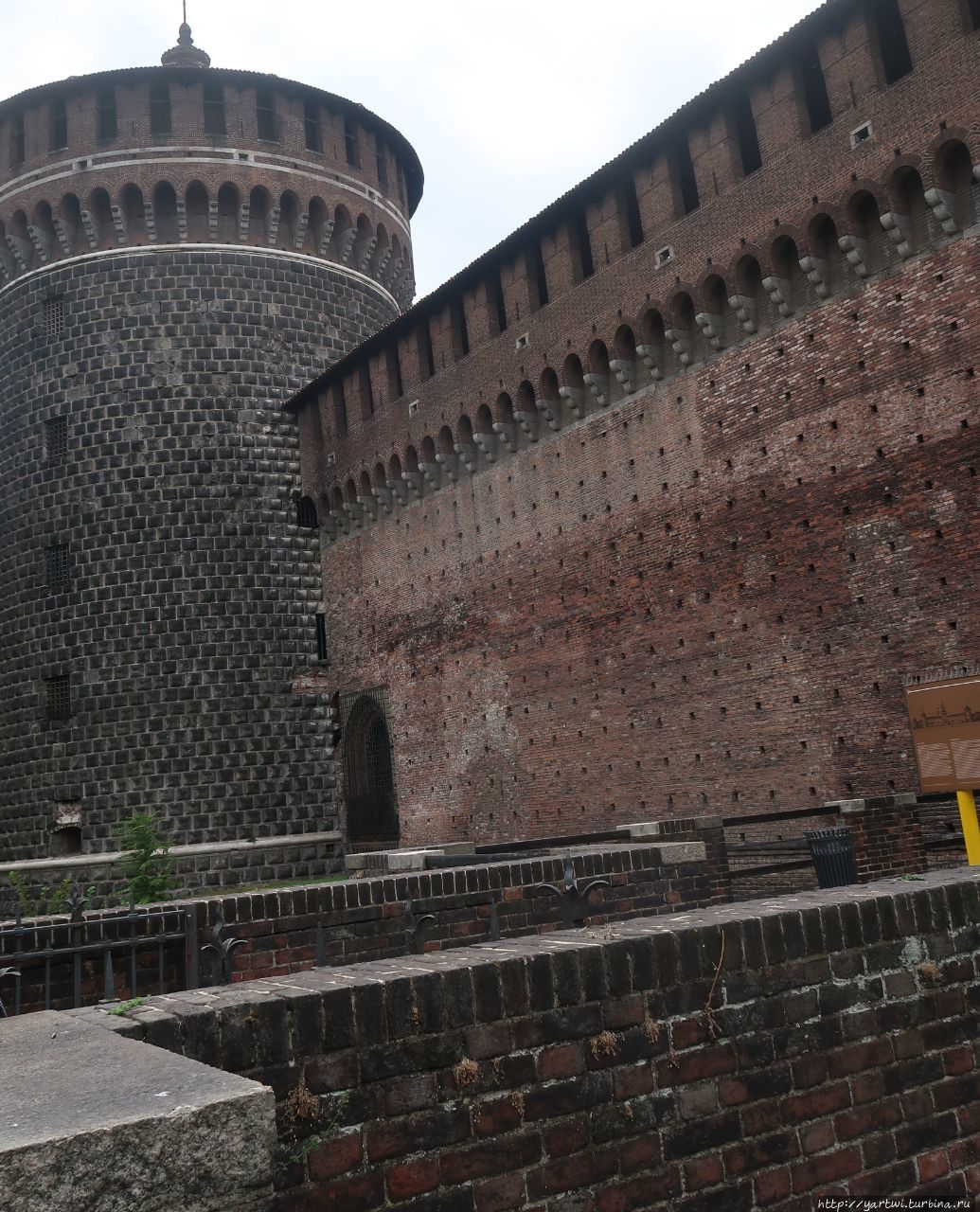 Облик крепости Сфорца взяли за образец миланские архитекторы, работавшие над Московским Кремлем (форма башен и корона венчающих стены зубцов). Милан, Италия
