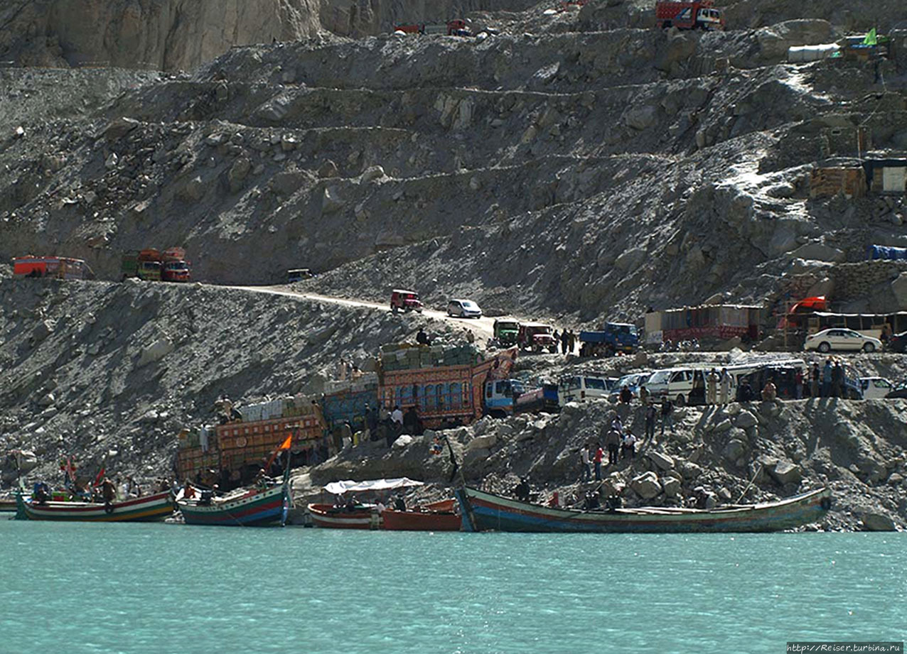 Воспоминание о плавании по Аттабадскому озеру в Гималаях Каримабад, Пакистан
