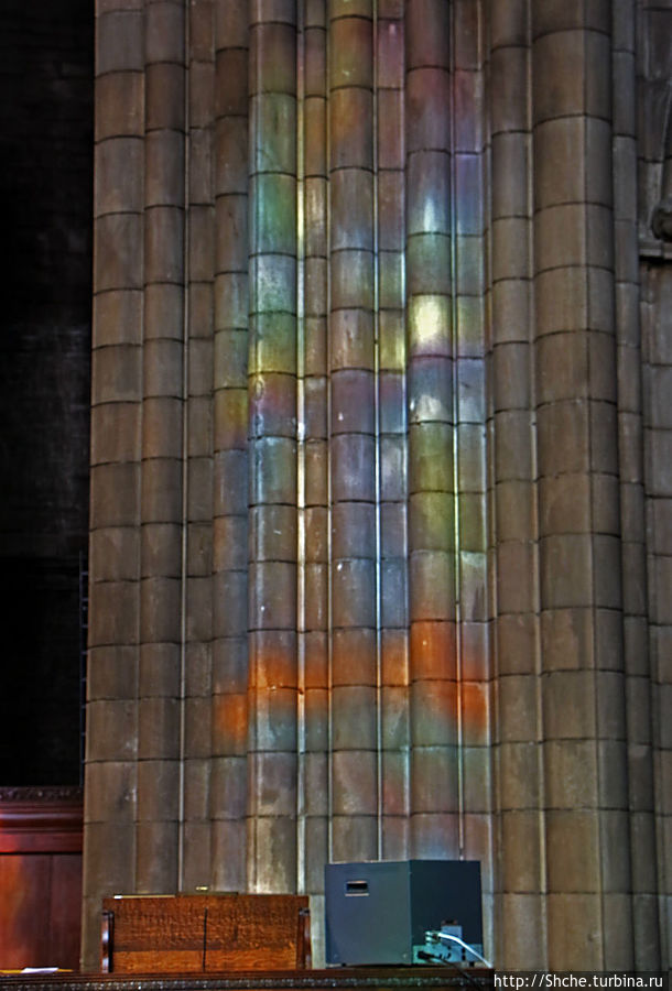 свет, прошедший через витраж на колонне внутри Эдинбург, Великобритания
