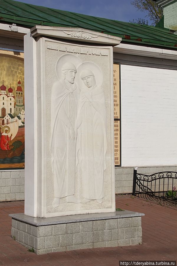Еще один памятник покровителям семьи — Петру и Февронье