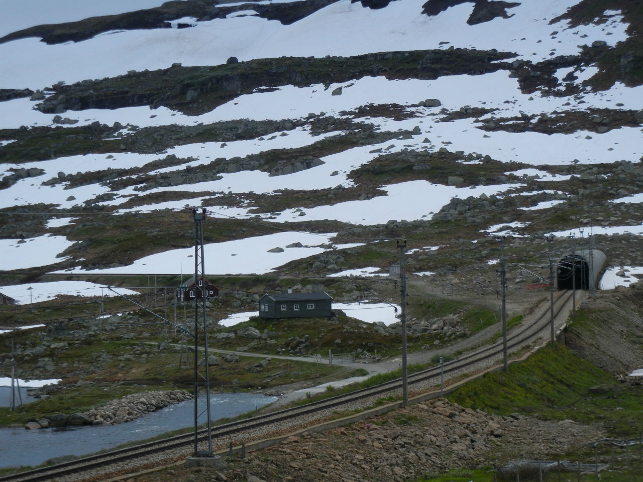 Жерло десятикилометрового Finsetunnelen. Влево уходит старая трасса Bergensbanen и Дорога землекопов. Финсе, Норвегия