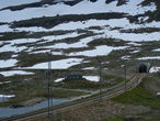 Жерло десятикилометрового Finsetunnelen. Влево уходит старая трасса Bergensbanen и Дорога землекопов.