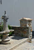 Скульптура-домик в Алвару.
Рядом стоит старинный водопроводный кран в совершенно рабочем состоянии.