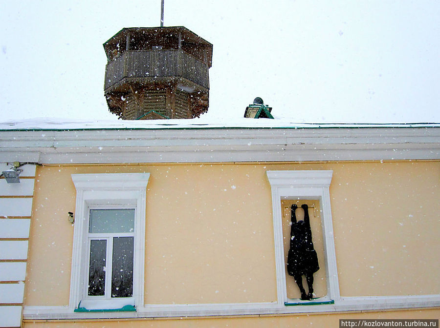А вот и Памятник любовнику, который не висит под балконом, а украшает стену музея истории Томска. Томск, Россия