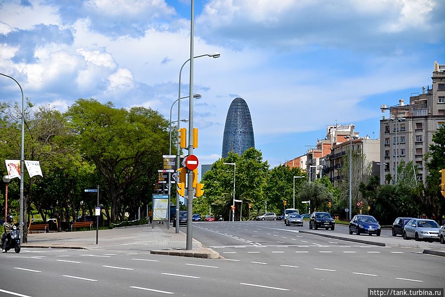 Вдалеке виднеется башня Агбар, а располагается в ней офис водоснабжающей компании.