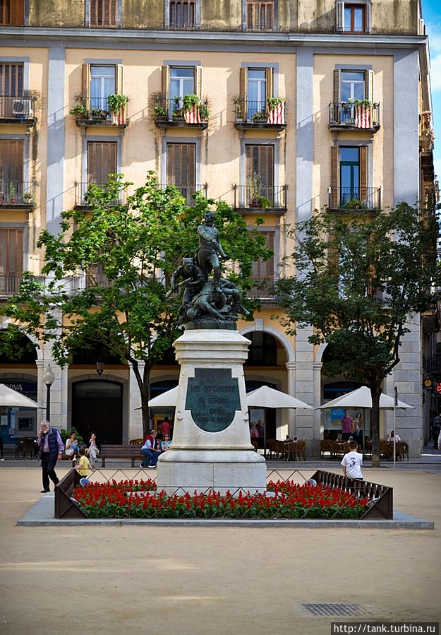В центре площади независимости установлен памятник защитникам Жироны.