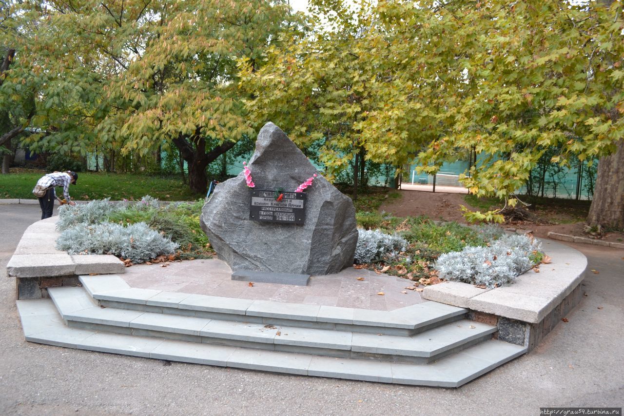 Памятник расстрелянным алуштинцам@советским воинам / The monument to the executed alustiza@Soviet soldi