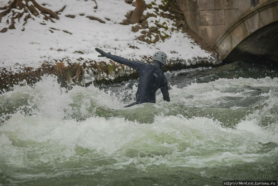 Сёрфер в центре города Мюнхен, Германия