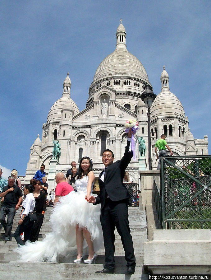 Радостные молодожены у собора Сакре-Кёр — главной доминанты Монмартрского холма. Париж, Франция