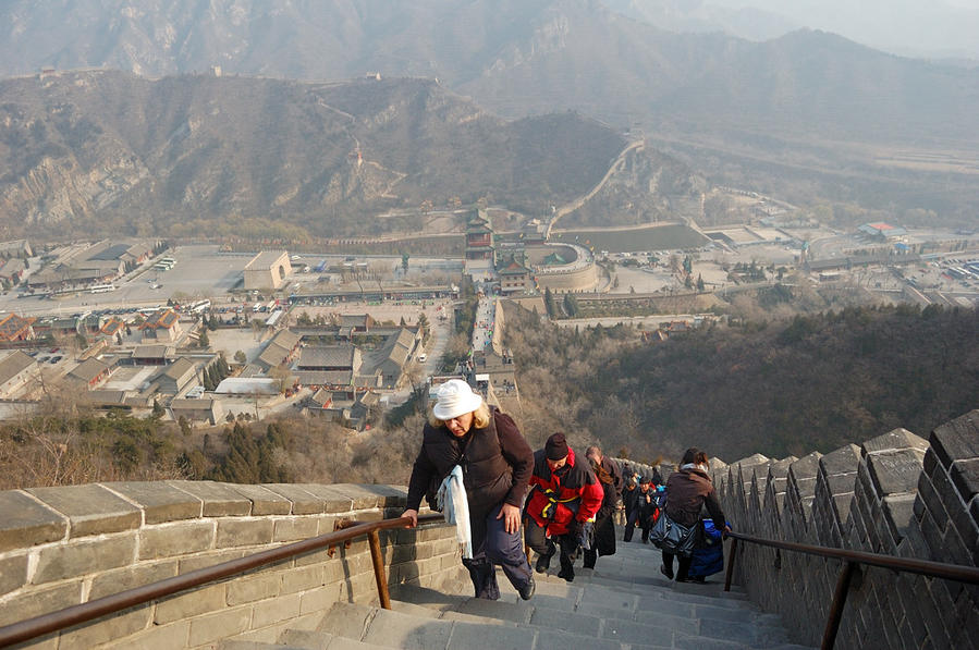 Лестница довольно крутая Цзюйюнгуань (Великая Стена), Китай