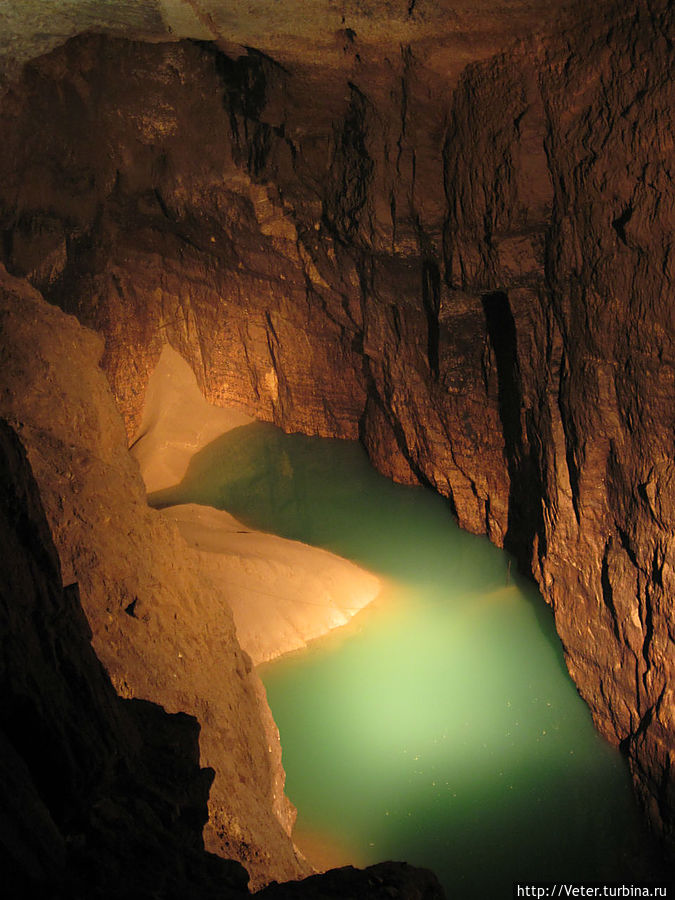 Новоафонская пещера состоит из 11 залов, в 6 из которых проводятся ежедневные экскурсии, в следующие 2 — еженедельные, один зал зарезервирован для научной работы. Новый Афон, Абхазия