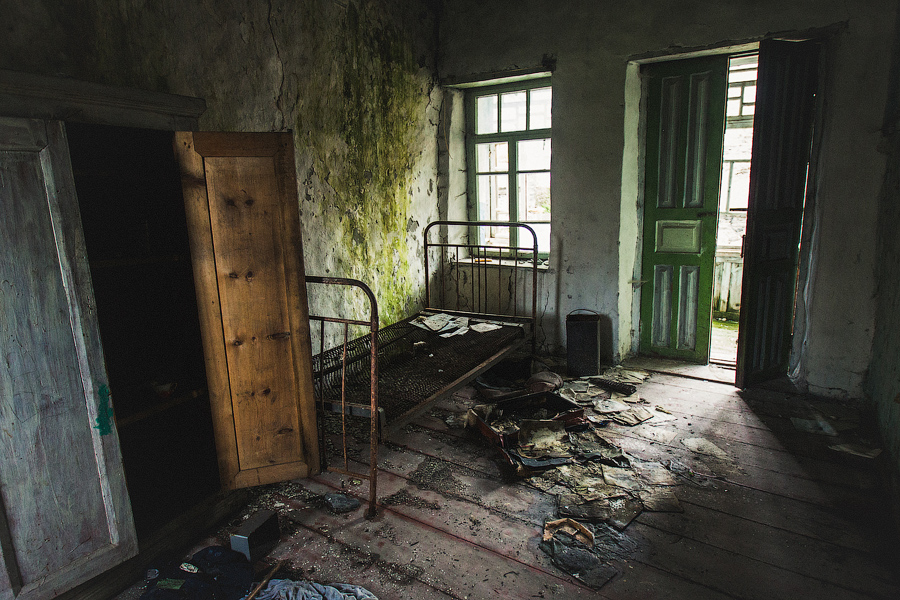 Внутри явно давно никого не было.