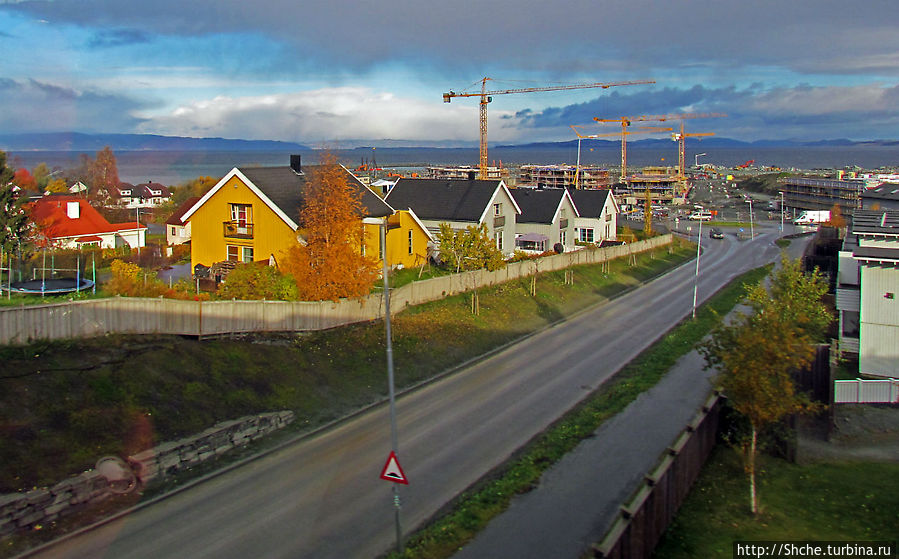 Обычный городок на берегу фьерда Trondheimfjerden Ранхейм, Норвегия