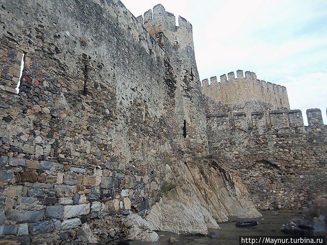 Стены крепости со стороны моря. Мерсин, Турция