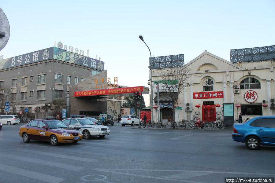 Ориентир для поворота к баням с улицы Chaoyang Park Rd. Пекин, Китай