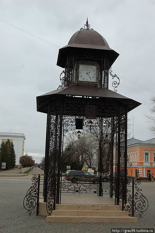 Металлическая ротонда с часами Уральск, Казахстан