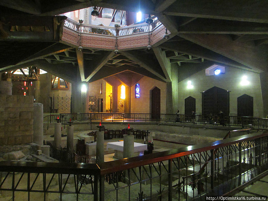 Перед алтарём есть площадка со скамьями для проведения служб. Она обрамлена ажурной решёткой с различной христианской символикой.