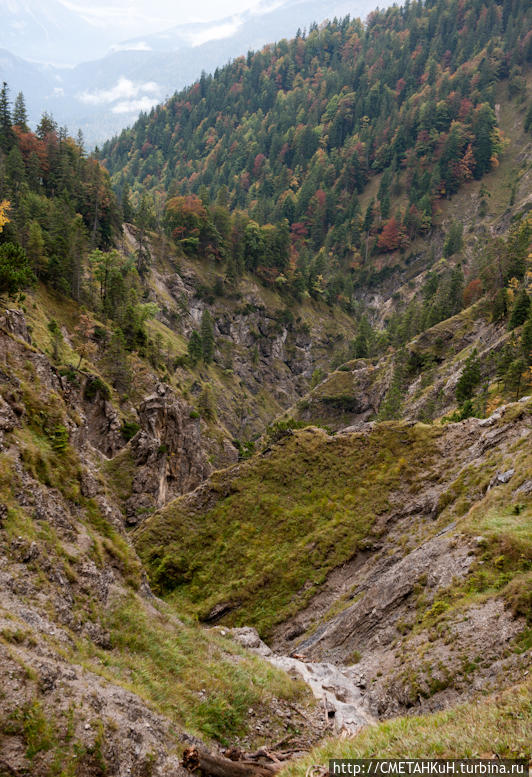 Поход осенью на Schellschlicht или опять в Альпах туман Земля Бавария, Германия