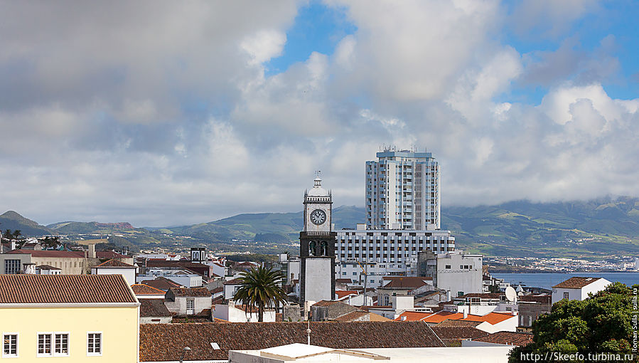 Оригинальное сооружение, мягко скажем, не добавляет эстетики линии крыш. Понта-Делгада, остров Сан-Мигел, Португалия