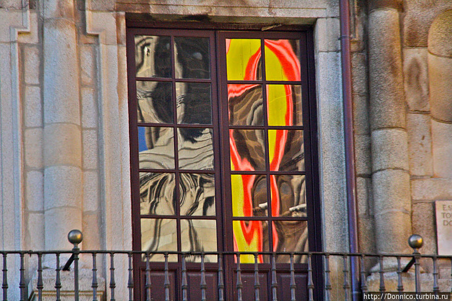 и тут же ее искаженное отражение в окнах напротив Толедо, Испания
