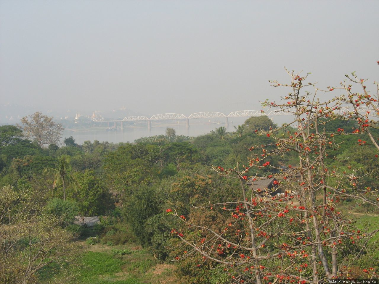 Виды на руины города Авы