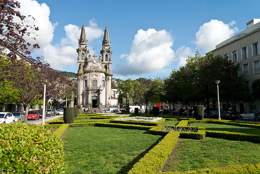 Гимарайнш сам по себе в меру идиллический городок. Он бы и без столичности был бы очарователен.