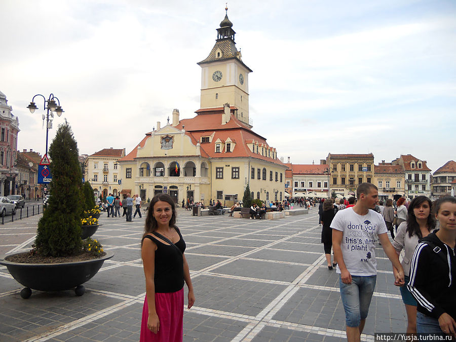 Центральная площадь и здание старинной ратуши.
