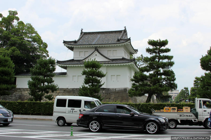 Вид на дворец со стороны станции метро Нидзё Киото, Япония