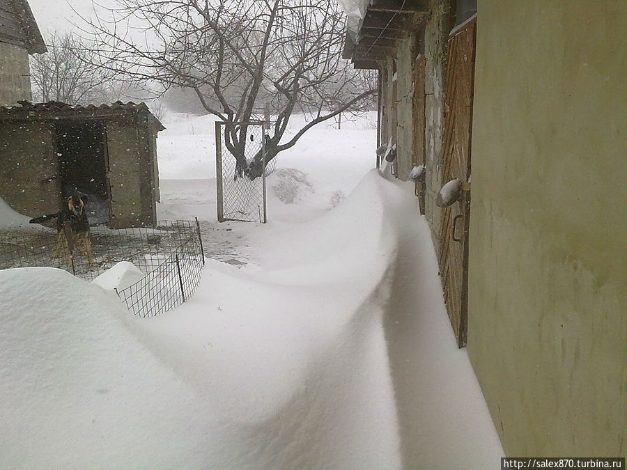 Здесь высота около метра, но это только первый день снегопада Поныри, Россия