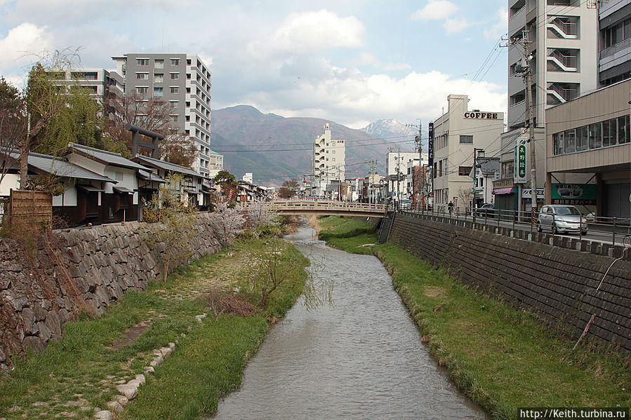 По левой стороне можно наблюдать изнанку торговой улицы Накамати (Nakamachi-dori) Мацумото, Япония