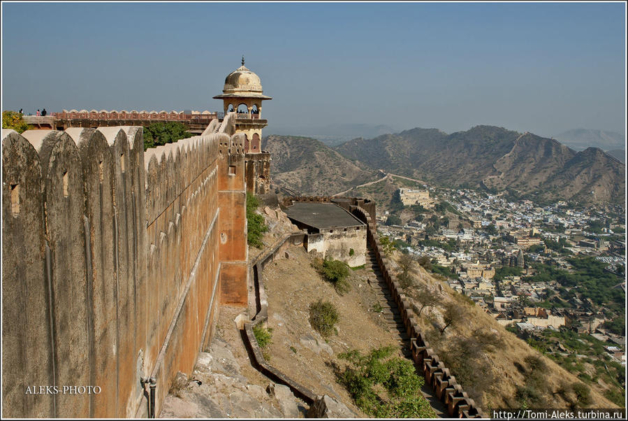 Гуляем вдоль крепостных стен...
* Джайпур, Индия