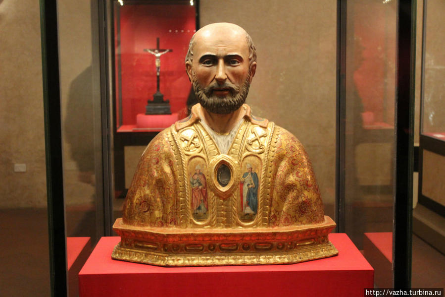 Не большой музей на территории библиотеки. Апостол Пётр. Флоренция, Италия