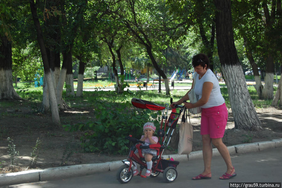 В парке снова гуляют мамы с детьми, а не пьют водку дяди Саратов, Россия