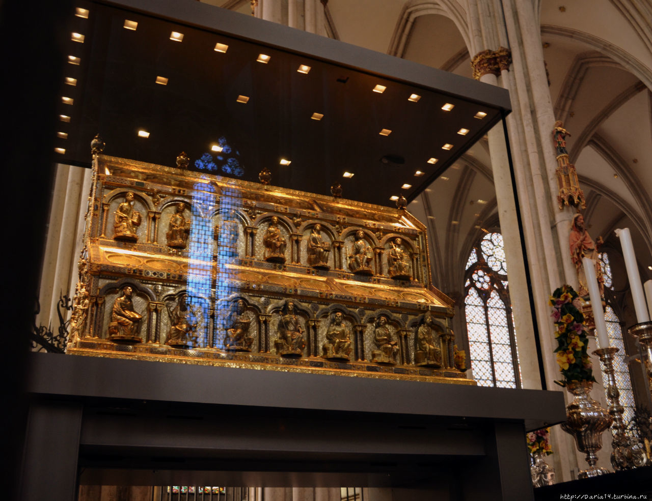 Золото ковчег, в котором поятся мощи Трёх Королей Кёльн, Германия