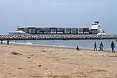 Корабли, идущие в порт Лагоса, проходят рядом.