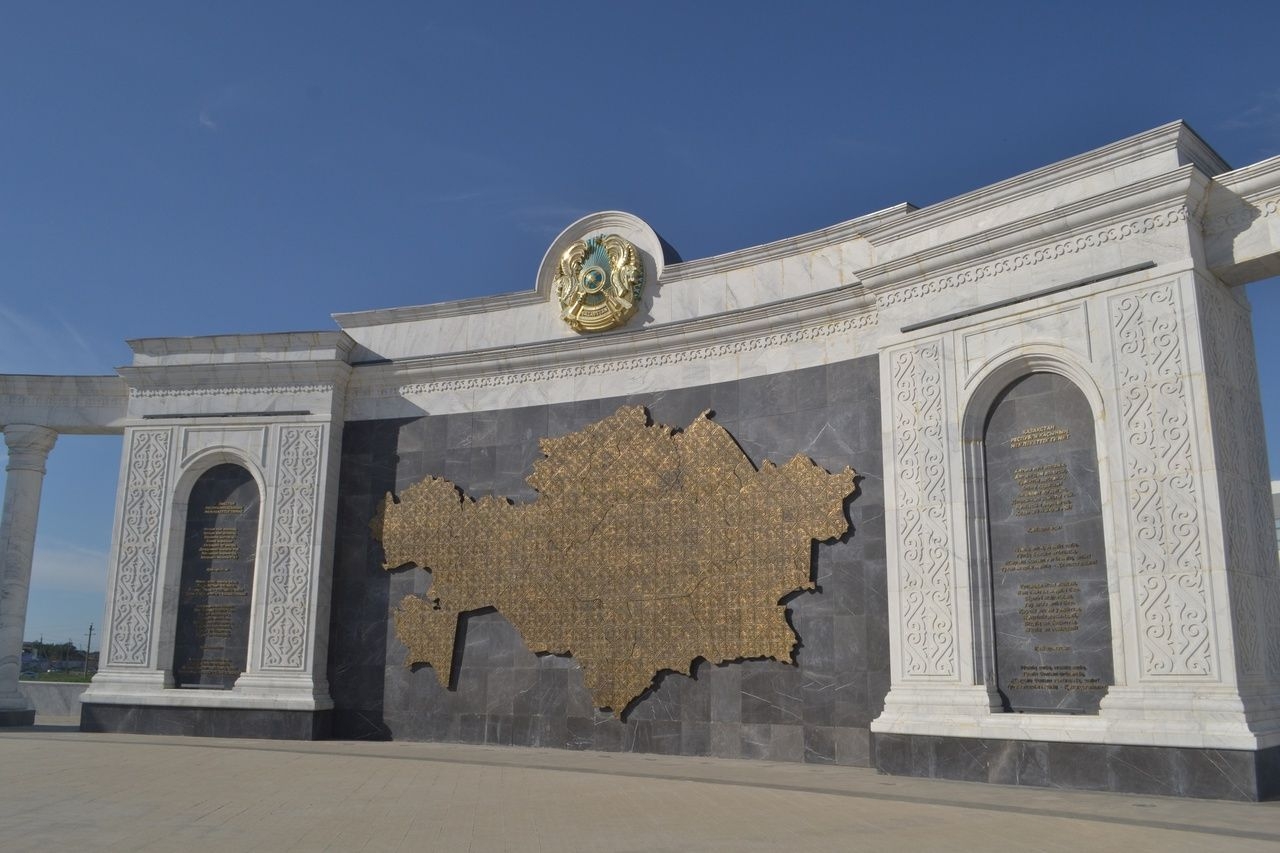 Памятник-фонтан Исатаю и Махамбету Атырау, Казахстан