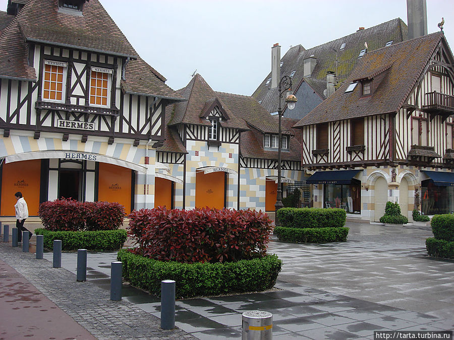 Карточные домики в окружении цветов Довилль, Франция