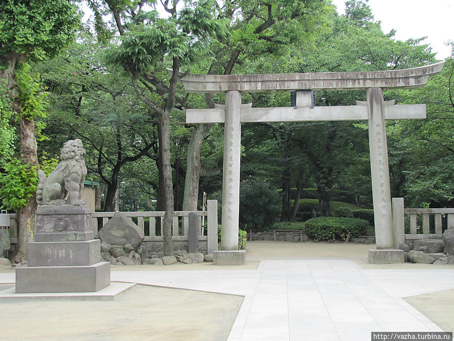Парк Хондзё Мацудзака Тё и  Буддйский храм Эко Ин. Токио, Япония