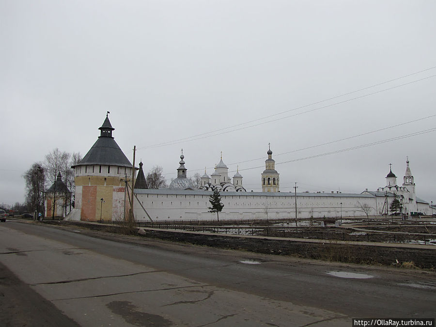 Святые ворота с церковью Вознесения и колокольней, ок. 1590 г., — главный вход в монастырь. Вологда, Россия